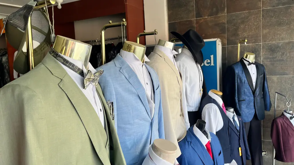 ¿Cuánto cuesta rentar un traje para hombre en Saltillo para una ceremonia de graduación?