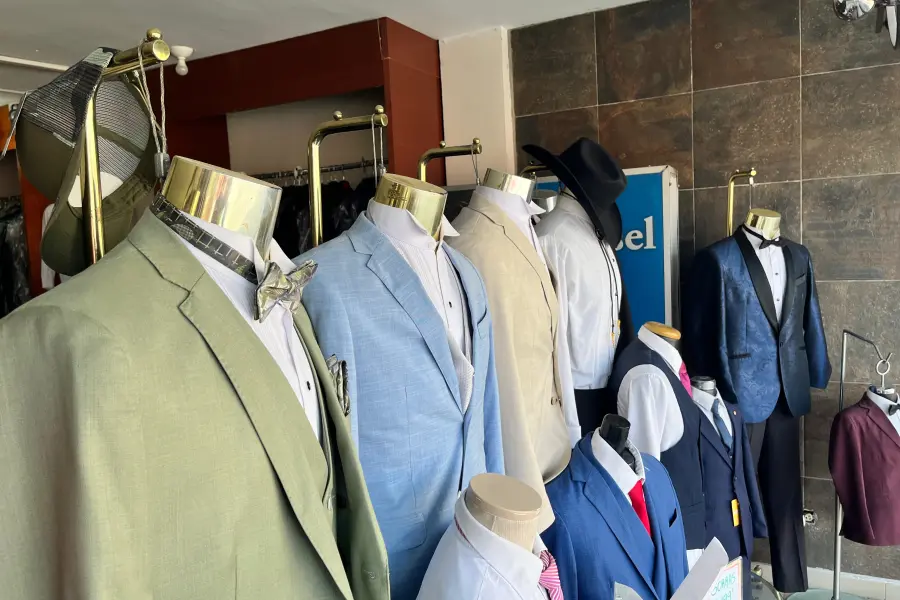 ¿Cuánto cuesta rentar un traje para hombre en Saltillo para una ceremonia de graduación?