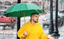 El calor y las lluvias disparan la venta de paraguas en Mérida