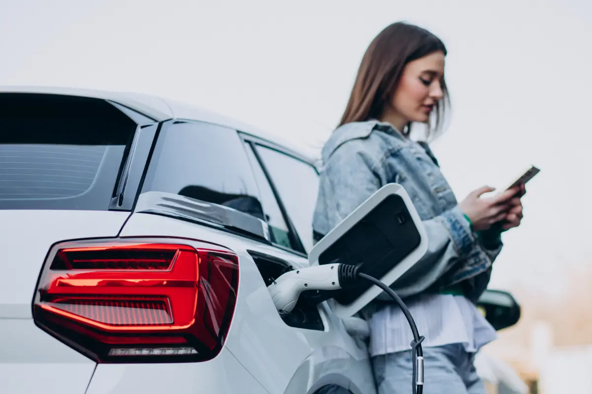 Tener un carro eléctrico puede tener más ventajas de lo que te imaginas | Foto: Freepik