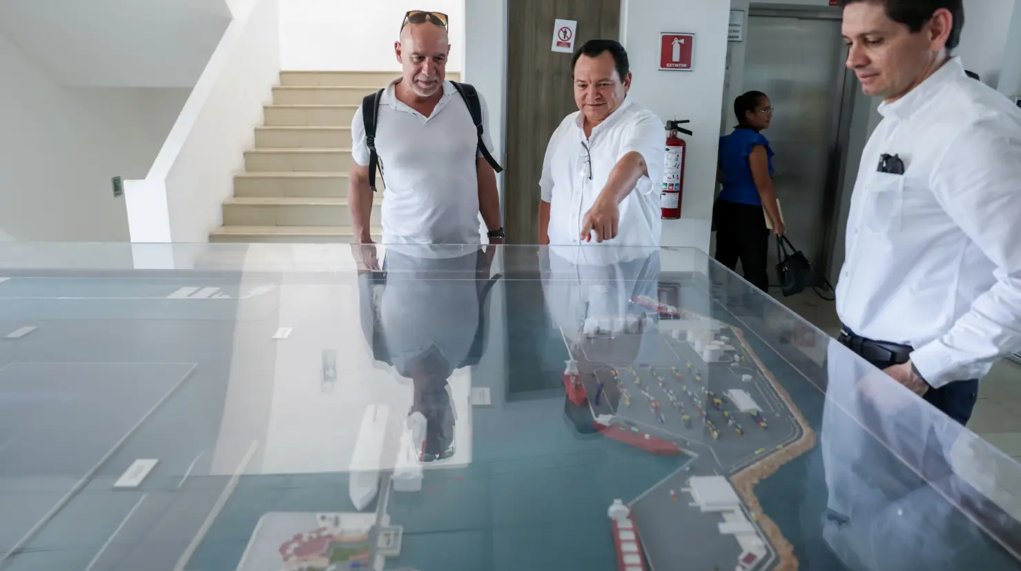 El director global de Operaciones y Reparaciones Navales de Fincantieri , Massimo Costa, realizó un recorrido por las instalaciones del Puerto de Altura de Progreso junto al Gobernador Joaquín Díaz mena.- Fuente Gobierno del Estado