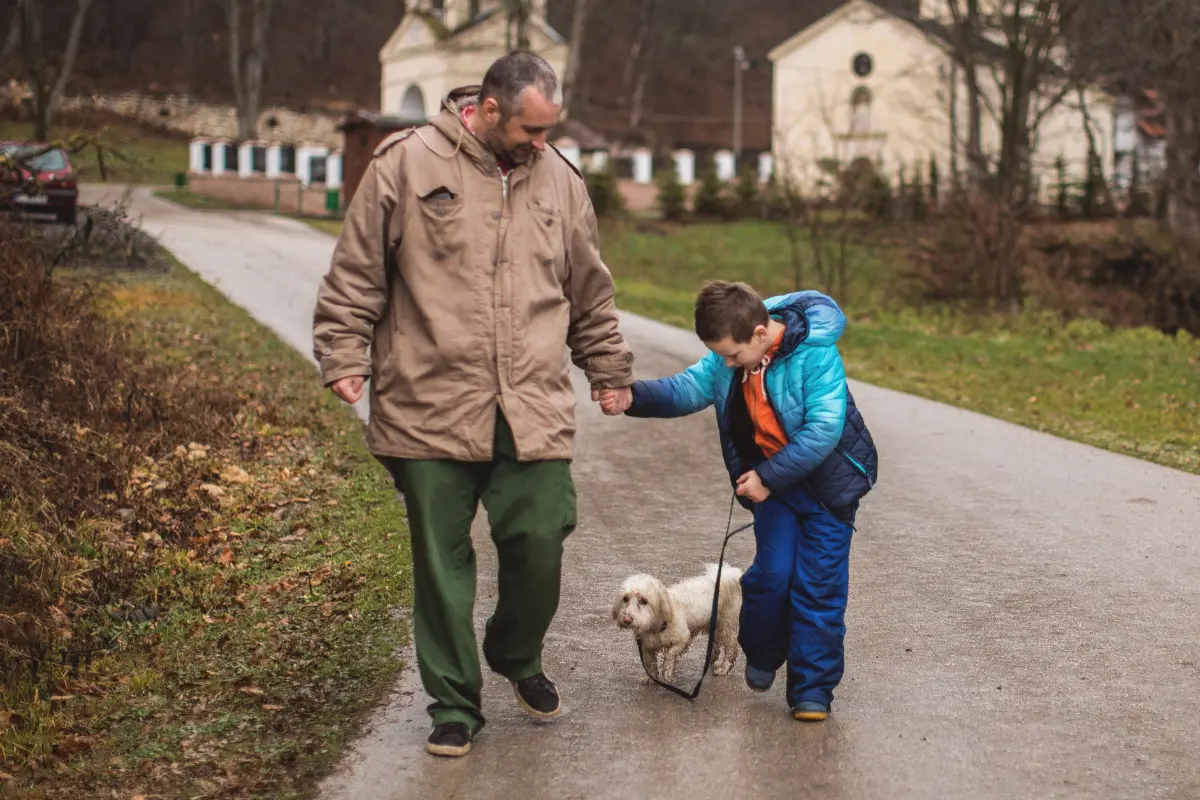 La crianza en solitario no es sencilla por eso algunos papás consideran tener un perro como apoyo emocional y familiar. Foto: Canva