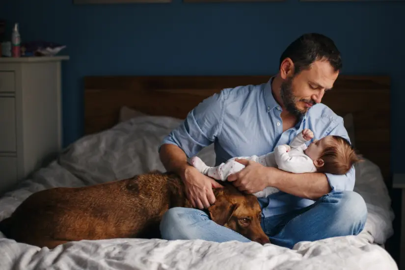 Criar a los hijos sin pareja requiere organización y amor y una mascota puede sumar alegría y compañía al hogar. Foto: Canva