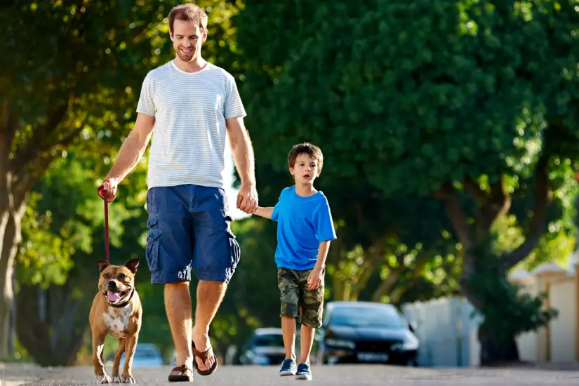 Papás que crían solos a sus hijos pueden encontrar en un perro un gran aliado para fortalecer los lazos familiares. Foto: Canva
