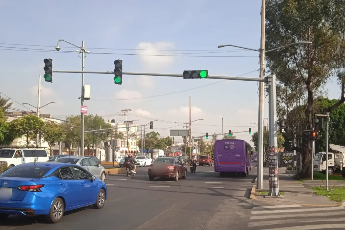 Autos circulando en una vialidad de CDMX. Foto: X (@UCS_GCDMX)