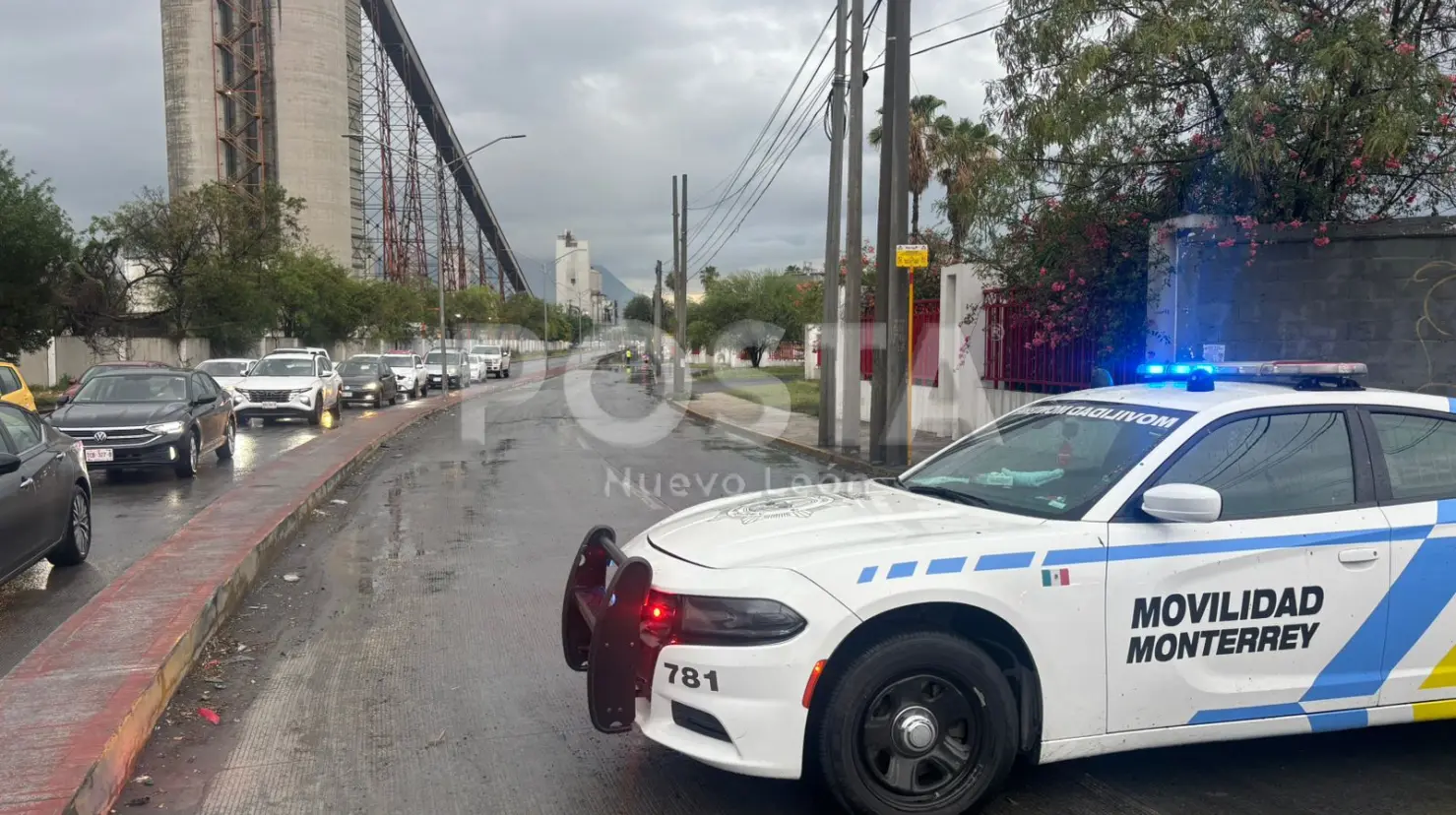 Uno de los puntos más críticos al momento es el cruce de avenida José Ángel Conchello y San Nicolás, donde las autoridades mantienen cerrado el paso vehicular. Foto: POSTA.