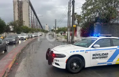 Lluvias fuertes provocan cierre vial en este cruce de Monterrey