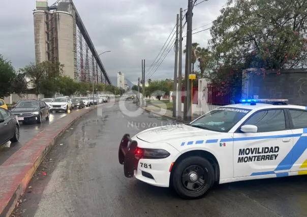 Lluvias fuertes provocan cierre vial en este cruce de Monterrey