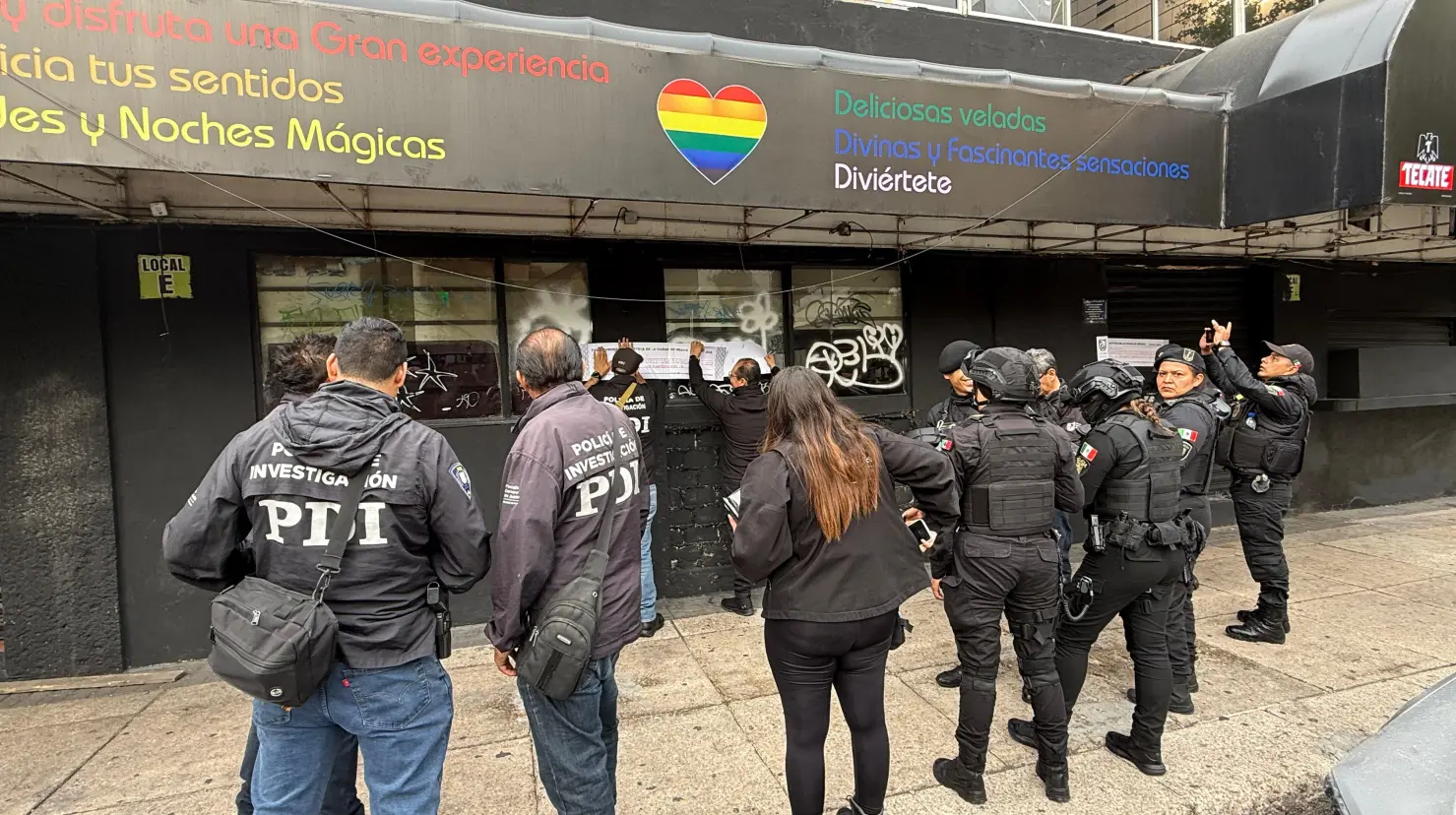 Personal de la CDMX clausurando el Bar Go en la alcaldía Cuauhtémoc. Foto: Ramón Ramírez