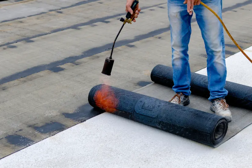 La correcta aplicación de cemento y resina en techos garantiza una impermeabilización duradera y resistiva a las inclemencias del tiempo. Foto: Canva