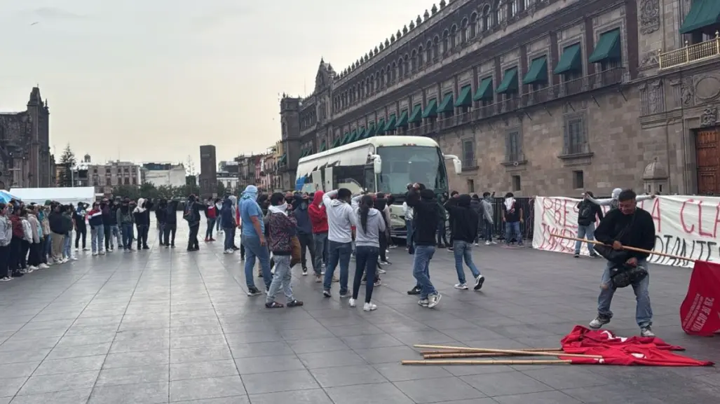 Normalistas de Chiapas burlan vallas de Palacio Nacional en CDMX; policía capitalina los retira