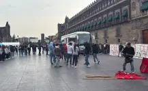 Normalistas de Chiapas burlan vallas de Palacio Nacional en CDMX; policía capitalina los retira