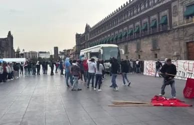 Normalistas de Chiapas burlan vallas de Palacio Nacional en CDMX; policía capitalina los retira