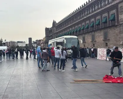 Normalistas de Chiapas burlan vallas de Palacio Nacional en CDMX; policía capitalina los retira