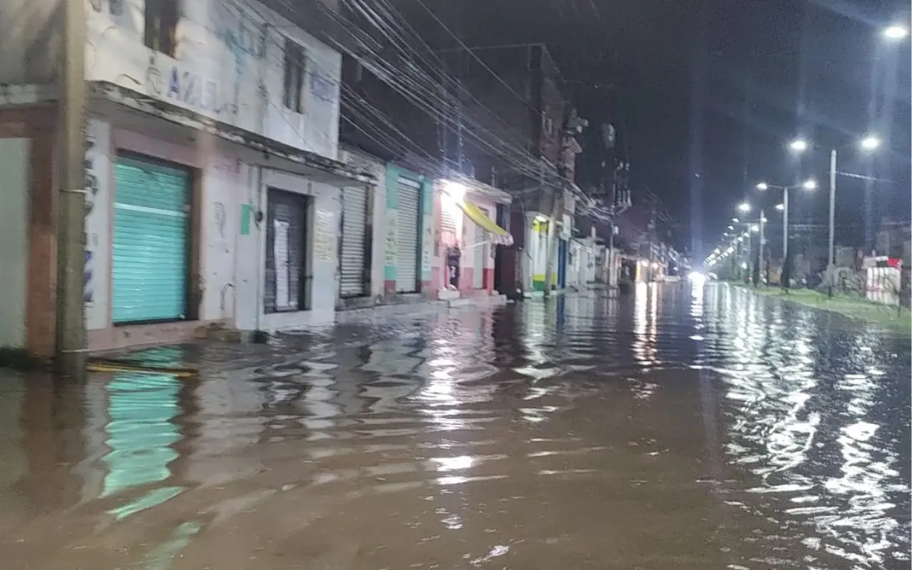 Cuadrillas municipales trabajan en labores de bacheo y limpieza tras las fuertes lluvias que afectaron la zona industrial de Lerma. Foto: FB/ Coordinación Municipal de Protección Civil y Bomberos Lerma (Canva)
