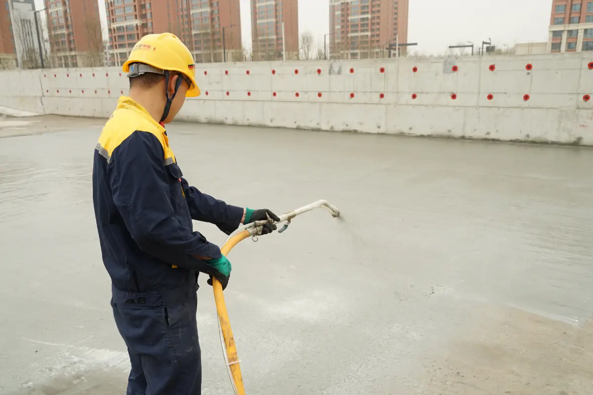 La impermeabilización de techos con cemento y resina es una solución efectiva para prolongar la vida útil de tu infraestructura. Foto: Canva