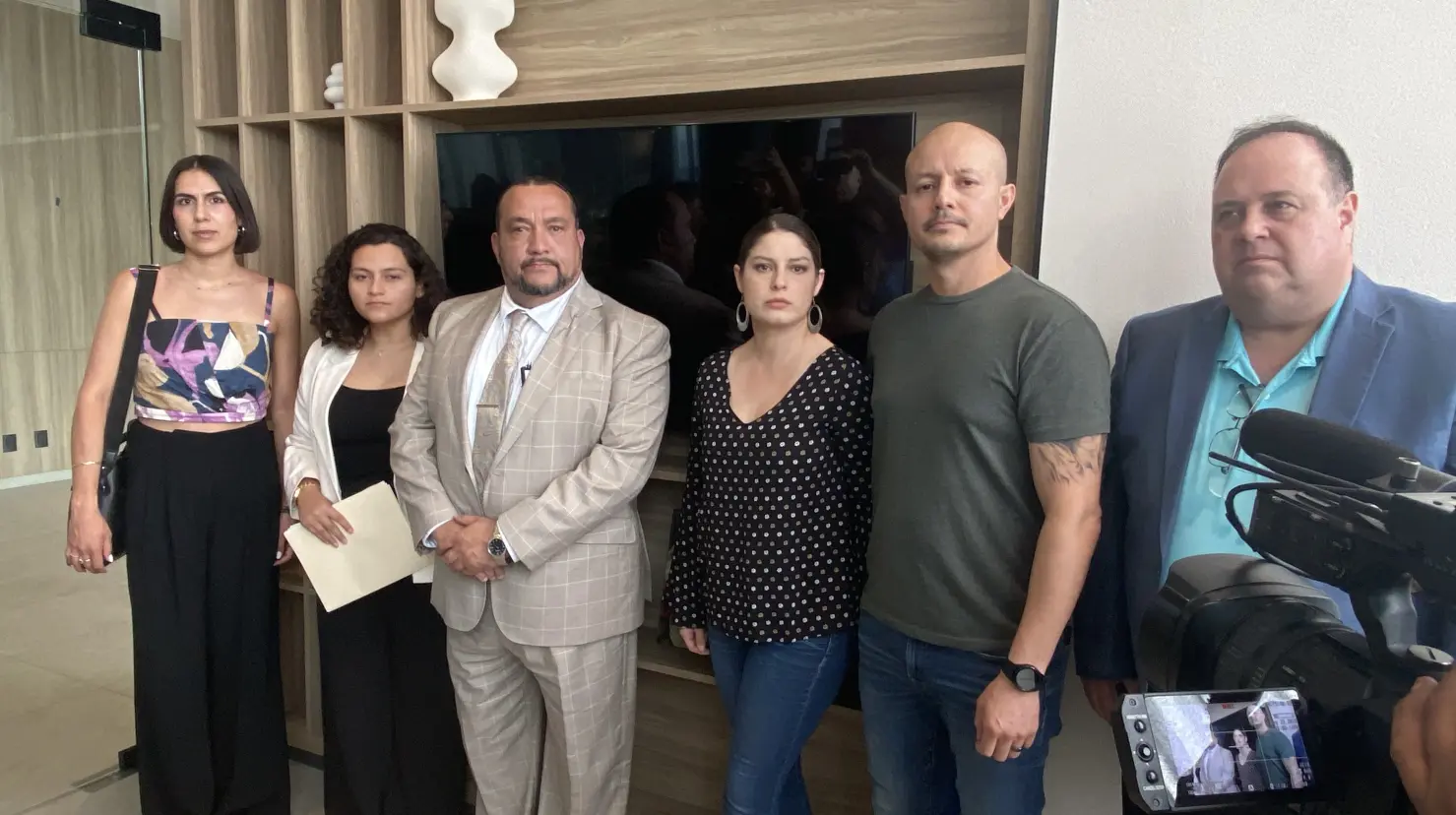 Romina Mircoli y su esposo Moisés González se reunieron la tarde de este martes con medios de Monterrey para hablar en presencia de su defensa de los avances de la denuncia interpuesta por la propia Romina por amenazas y daño moral. Foto. Arturo González.