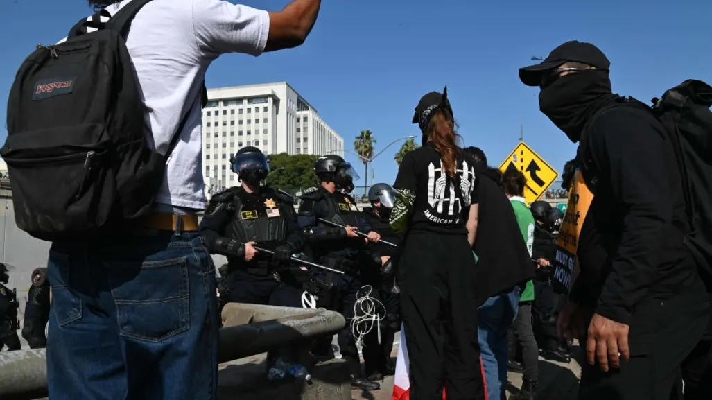 Declaran toque de queda en Los Ángeles por redadas y disturbios contra ICE