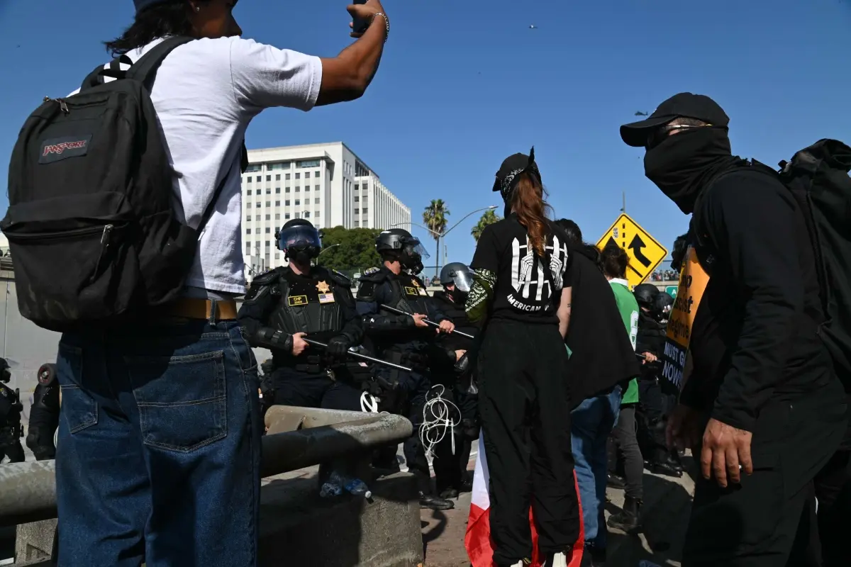 Mexicanos protestando en Los Ángeles Foto: X(Twitter) @ICEgov
