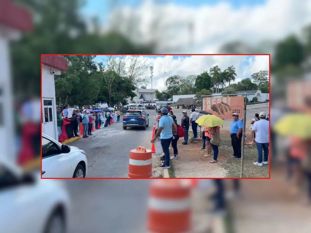 Chichén Itzá ahora fue el marco de las protestas de los maestros que se registra en Yucatán luego que integrantes del CNTE tomaran las instalaciones de la zona arqueológica y dejaran pasar a los visitantes de forma gratuita.- Fuente Radar 24/7
