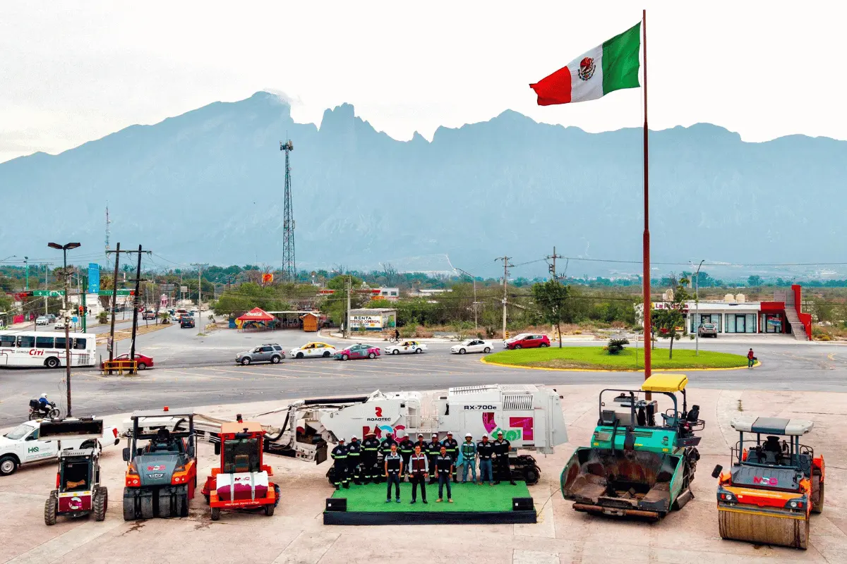 La presentación del tren se realizó en la explanada de la Presidencia Municipal, donde se expusieron las siete unidades que lo conforman. Foto: Gobierno de García.