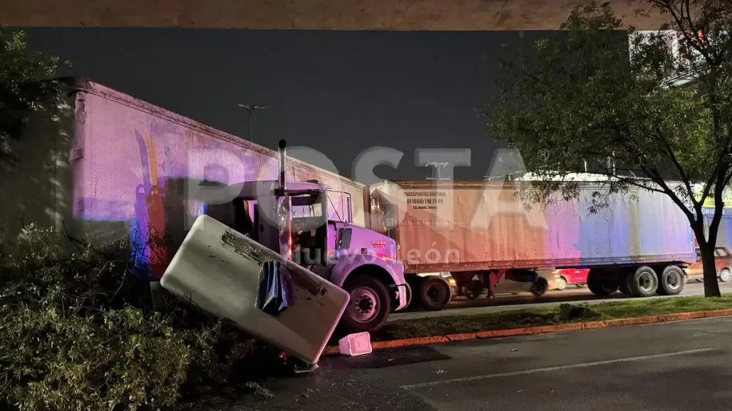 Vuelca tráiler en avenida Morones Prieto tras presunto cerrón