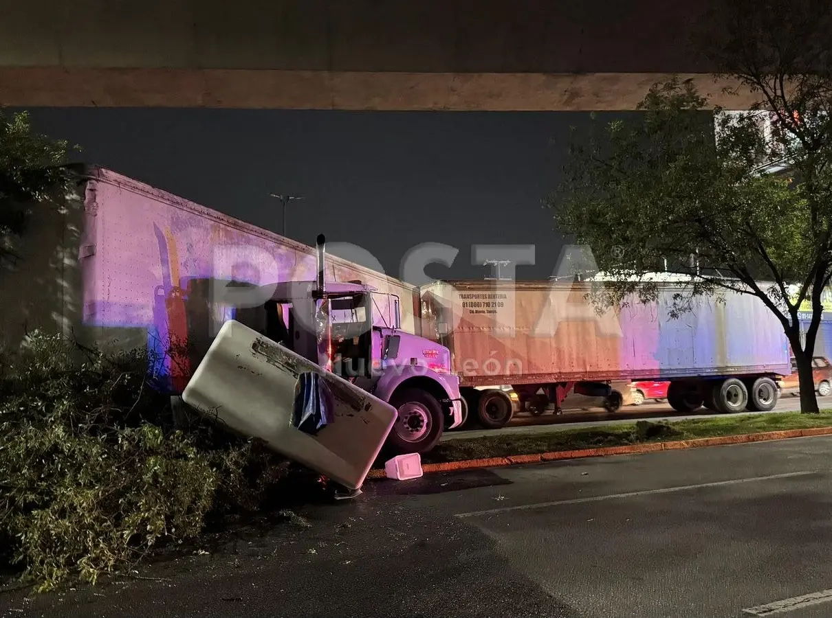 Los daños que dejó el tráiler en la avenida Morones Prieto fueron tras sufrir un presunto cerrón por parte de otro vehículo. Foto: POSTA.