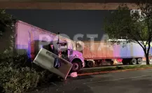 Vuelca tráiler en avenida Morones Prieto tras presunto cerrón