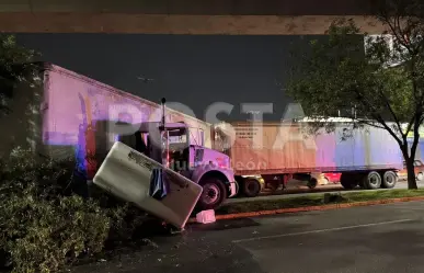 Vuelca tráiler en avenida Morones Prieto tras presunto cerrón