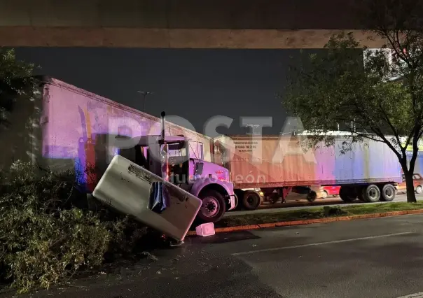 Vuelca tráiler en avenida Morones Prieto tras presunto cerrón