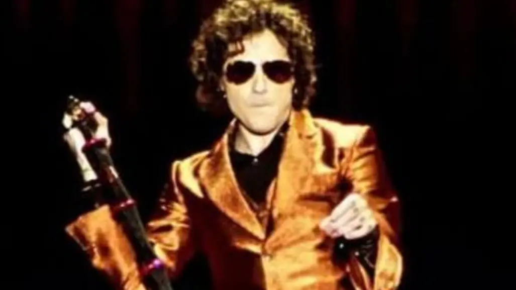 Enrique Bunbury le arrebata el celular a uno de sus fanáticos, durante concierto