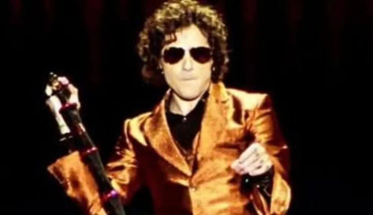Enrique Bunbury le arrebata el celular a uno de sus fanáticos, durante concierto Foto: IG Enrique Bunbury