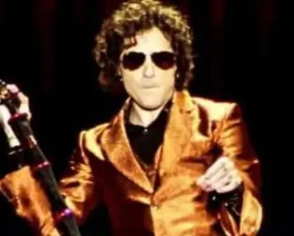 Enrique Bunbury le arrebata el celular a uno de sus fanáticos, durante concierto