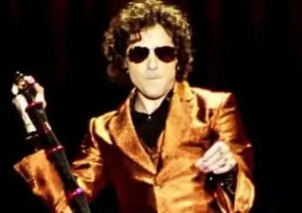 Enrique Bunbury le arrebata el celular a uno de sus fanáticos, durante concierto