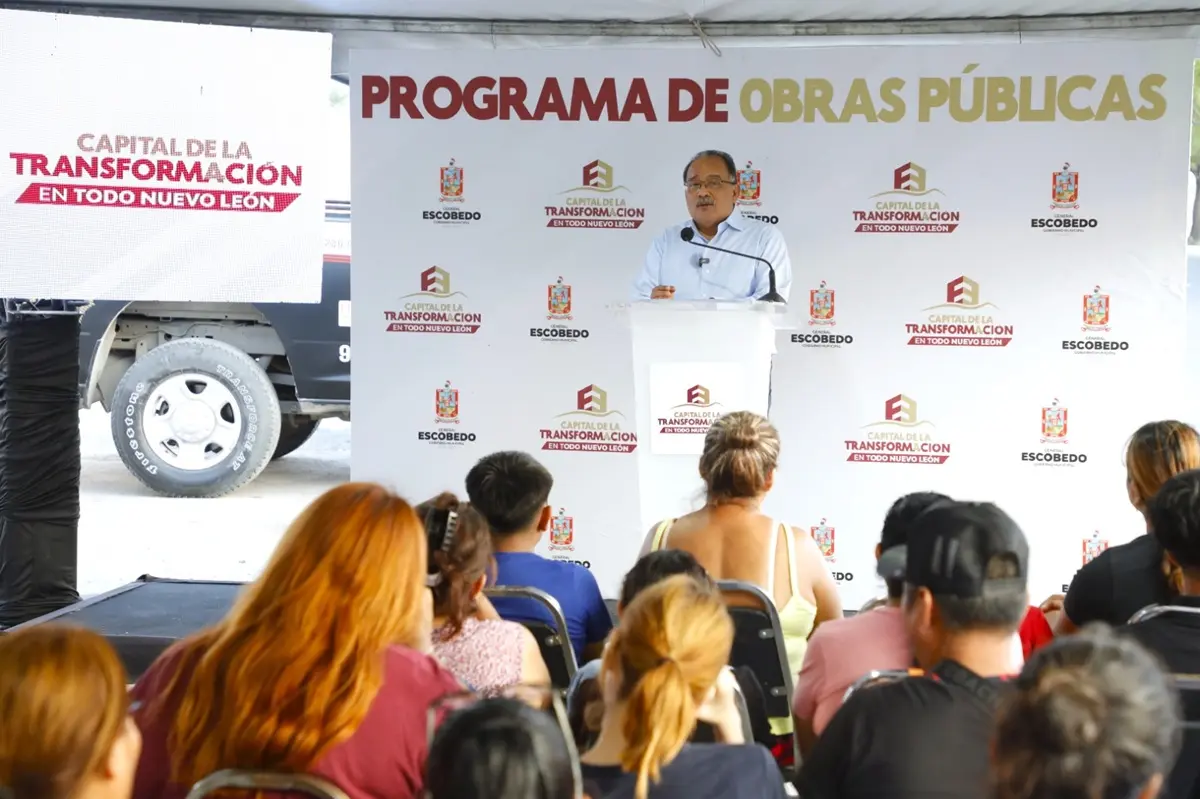 El alcalde de Escobedo, Andrés Mijes, habla con vecinos de la colonia Villas de San Francisco en el marco de la inauguración de la modernización de la avenida a Águila Real y un canal pluvial. Foto: Gobierno de Escobedo