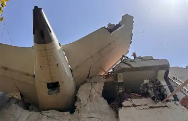 ¡Tragedia aérea! Avión de Air India se estrella con 242 personas en una facultad de medicina