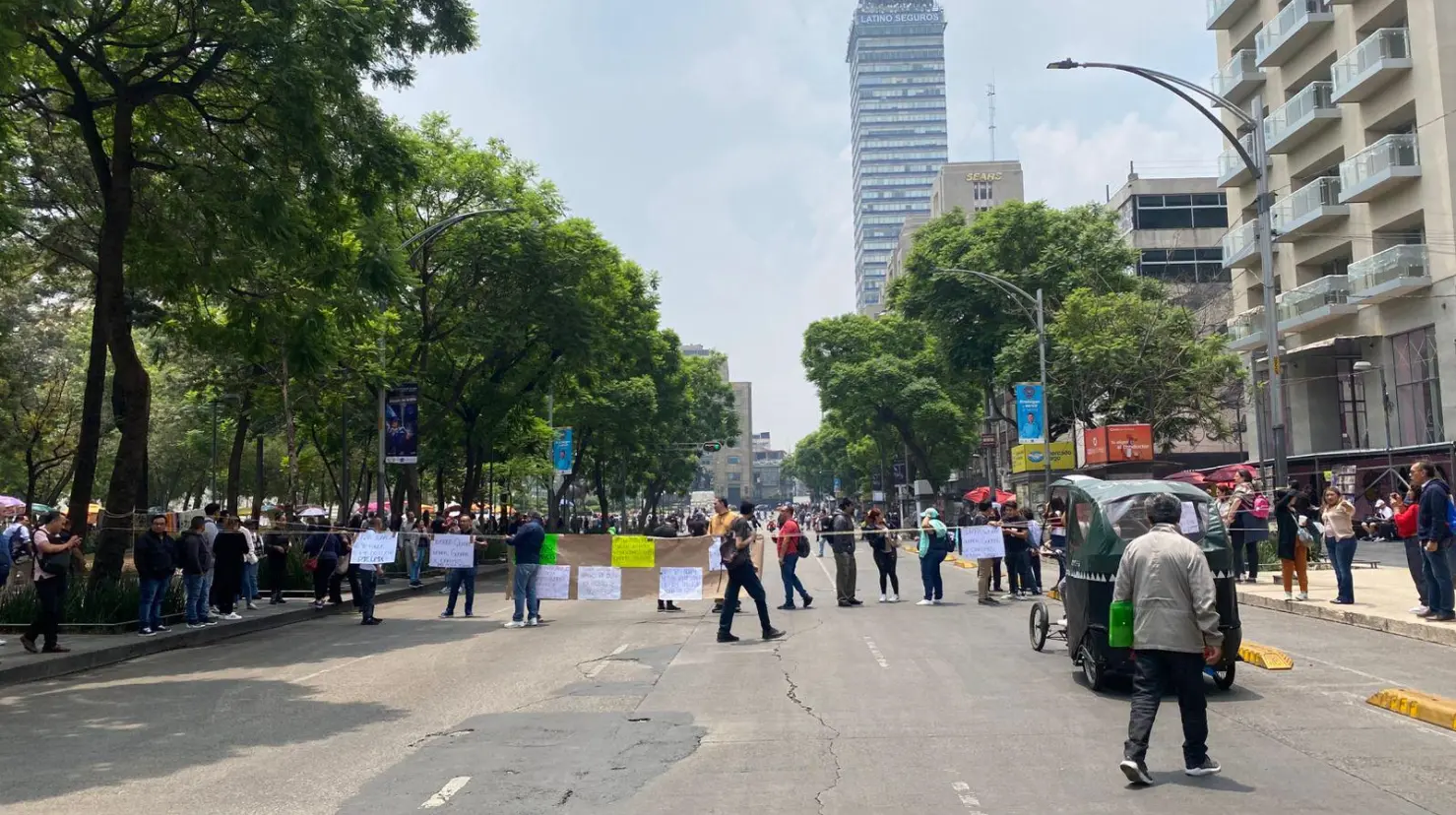 Bloqueo de trabajadores del PJCDMX bloqueando Eje Central. Foto: Ramón Ramírez
