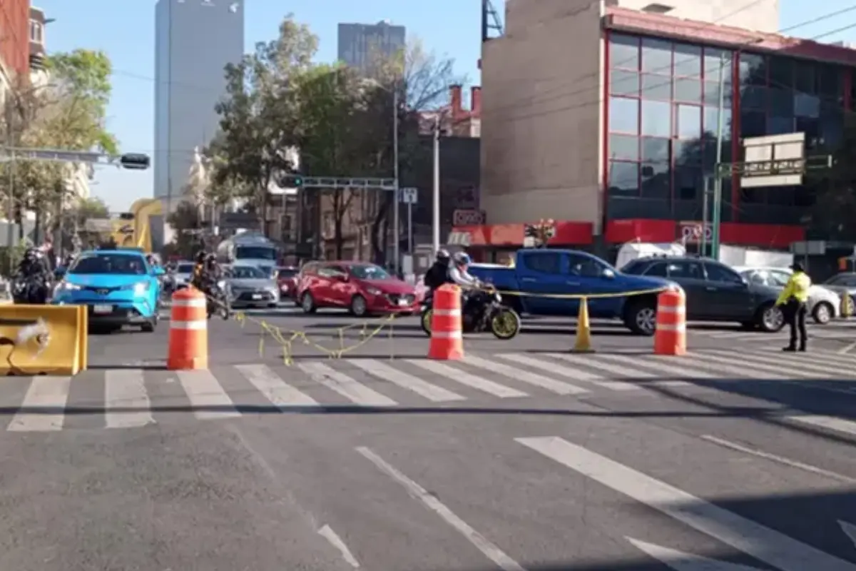 Bloqueo en avenida de CDMX. Foto: @Danny_jco | Canva