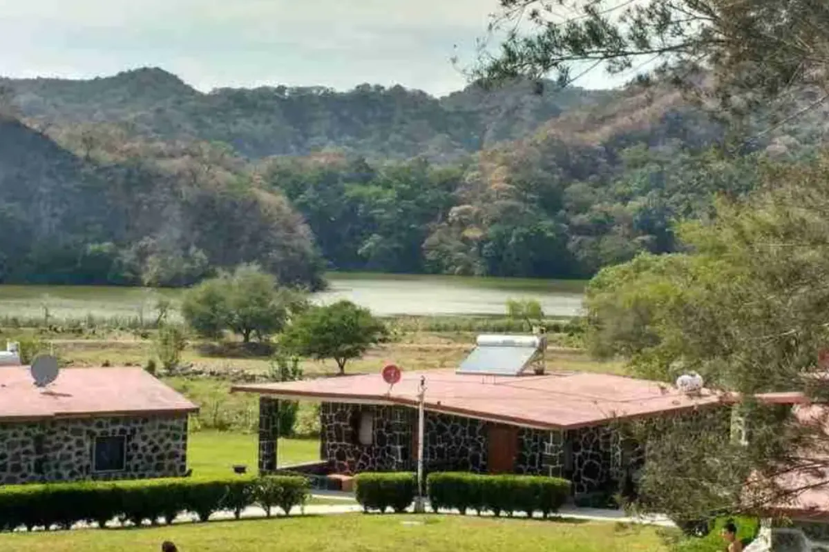 La laguna La María se localiza en la comunidad La Becerra en Comala. Foto: lagunalamaria.localizanet.com