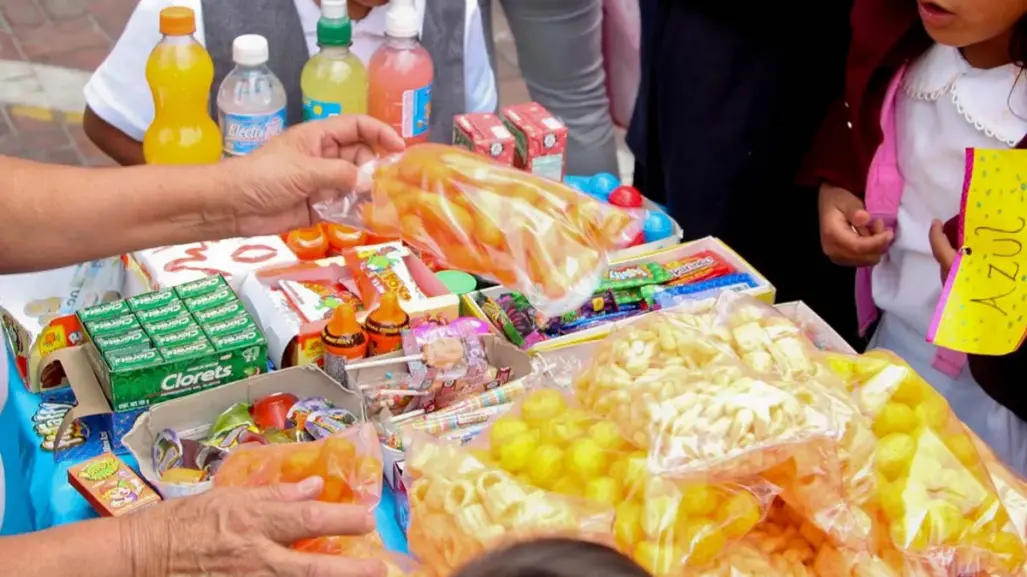 "Dealer de papitas": alumnos revenden comida chatarra en escuelas de Tamaulipas