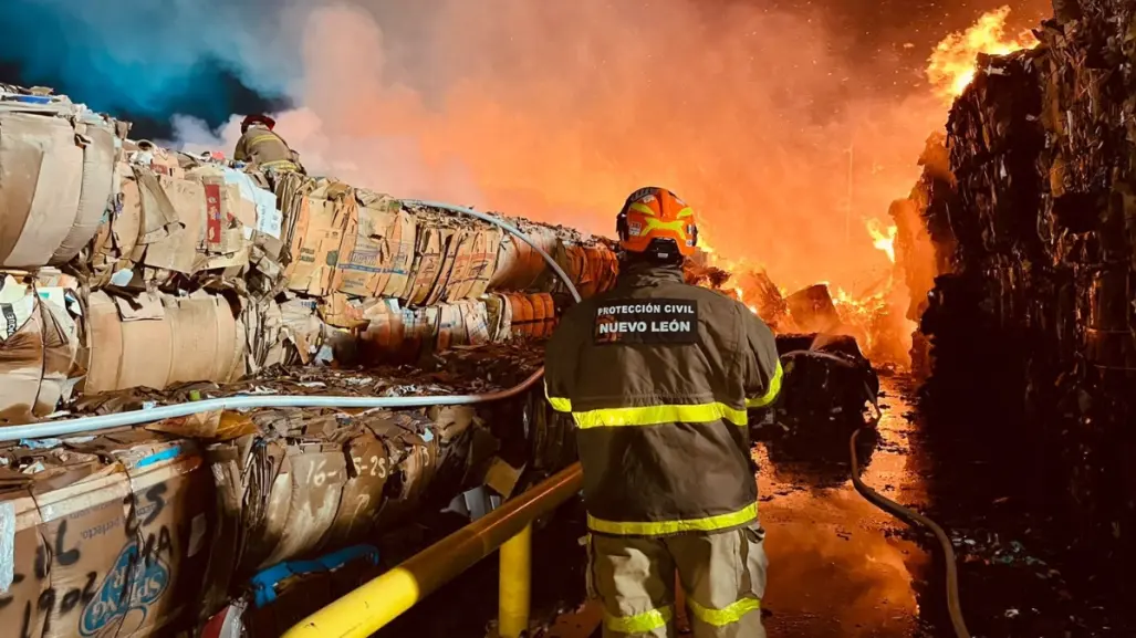 Fuego consume bodega de cartón en Guadalupe I FOTOS