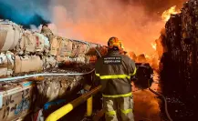 Fuego consume bodega de cartón en Guadalupe I FOTOS