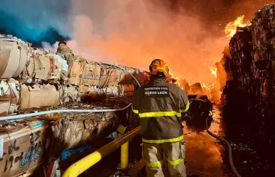 Fuego consume bodega de cartón en Guadalupe I FOTOS