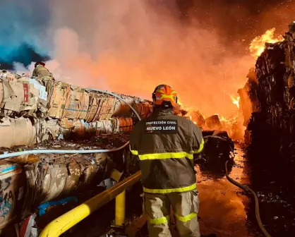 Fuego consume bodega de cartón en Guadalupe I FOTOS
