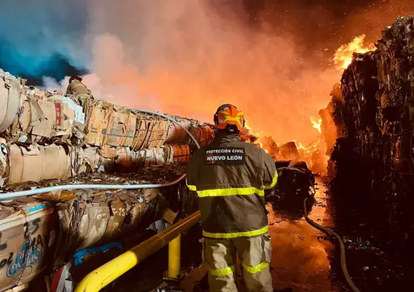 Fuego consume bodega de cartón en Guadalupe I FOTOS