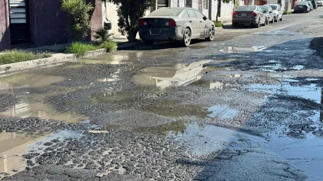 Tiene días megafuga de drenaje en Ramos Arizpe; vecinos exigen solución