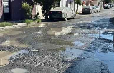 Tiene días megafuga de drenaje en Ramos Arizpe; vecinos exigen solución