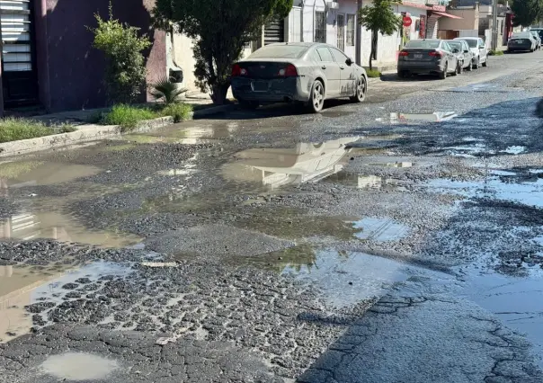 Tiene días megafuga de drenaje en Ramos Arizpe; vecinos exigen solución