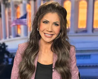 Kristi Noem exhorta a migrantes a autodeportarse: Si no se van ahora, los encontraremos