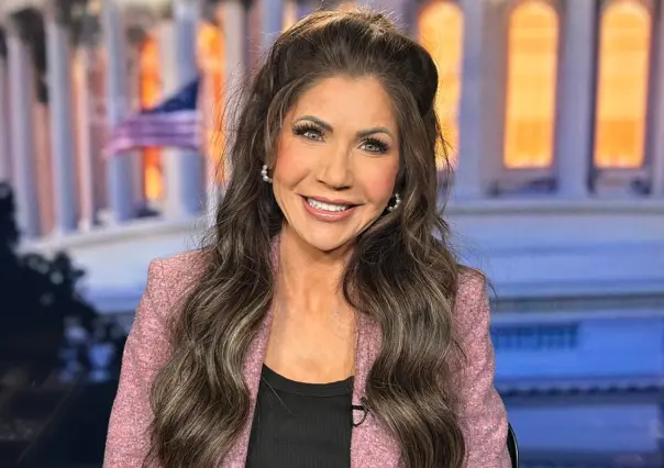 Kristi Noem exhorta a migrantes a autodeportarse: Si no se van ahora, los encontraremos